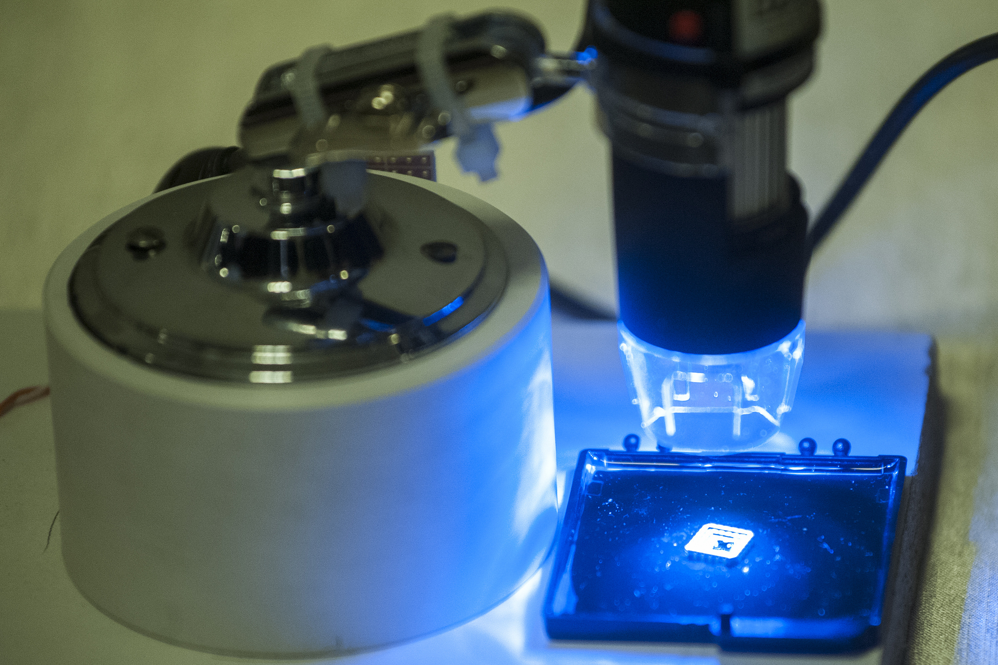 Grafén alapú nanoáramkör csiptokban egy mikroszkóp alatt.