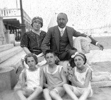 Wigner Jenő a családjával